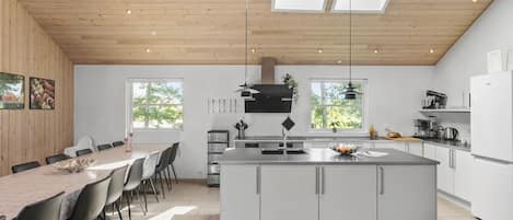 Jääkaappi, liesi, astianpesukone, kahvin-/teenkeitin