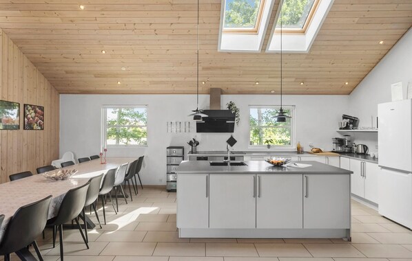 Kjøleskap, kokeplater, oppvaskmaskin og kaffetrakter/tekoker