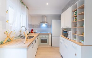 Fridge, stovetop, coffee/tea maker