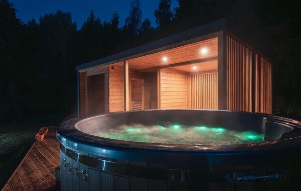 Outdoor spa tub