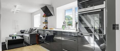 Fridge, oven, stovetop, dishwasher