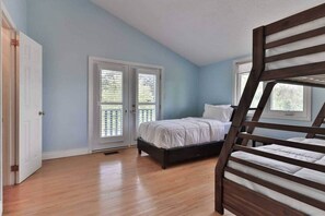 5 bedrooms, WiFi, bed sheets