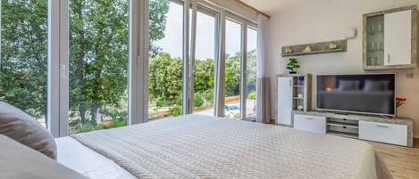 2 dormitorios, tabla de planchar con plancha, cuna de viaje