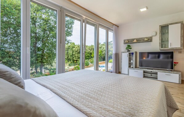 2 bedrooms, iron/ironing board, travel crib, free WiFi