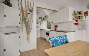 Frigorífico, horno, placa de cocina y lavavajillas