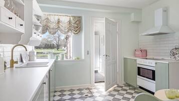 Een koelkast, een kookplaat, een vaatwasser