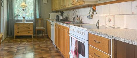 Fridge, stovetop, dishwasher, coffee/tea maker