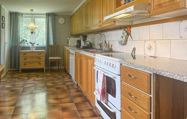 Fridge, stovetop, dishwasher, coffee/tea maker