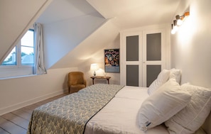 3 bedrooms, iron/ironing board, travel cot, free WiFi