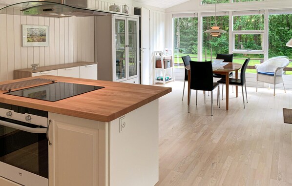 Kjøleskap, ovn, kokeplater og oppvaskmaskin