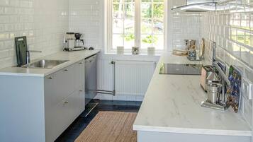 Jääkaappi, uuni, liesi, astianpesukone