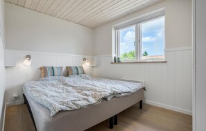 4 bedrooms, travel crib, free WiFi