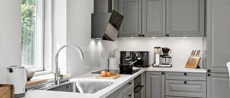 Fridge, stovetop, dishwasher, coffee/tea maker