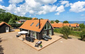 Outdoor dining - Beautiful home in Gudhjem with WiFi (Gudhjem)