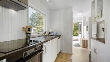 Een koelkast, een vaatwasser, een koffiezetapparaat/waterkoker