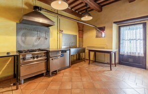 Refrigerador, parrilla de estufa y cafetera y tetera
