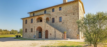 Casa que admite mascotas en Montone con piscina.