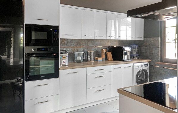 Fridge, oven, dishwasher, coffee/tea maker