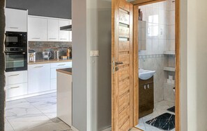 Kühlschrank, Ofen, Geschirrspüler, Wasserkocher mit Kaffee-/Teezubehör