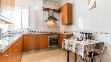 Frigorífico y placa de cocina