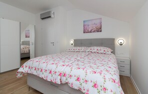 4 bedrooms, travel crib, free WiFi - Gorgeous home in Smokovic (Smokovic)