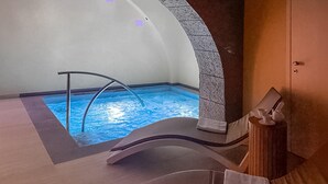 A spa area with a hot tub, a wooden bench, and a stone pillar. - Pet friendly apartment in Lubriano with sauna (Lubriano)