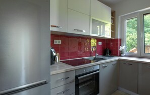 Refrigerador, horno, placa de cocina, cafetera/tetera