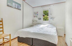 2 bedrooms, iron/ironing board, free WiFi