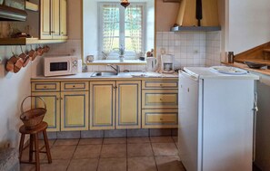 Fridge, oven, stovetop, coffee/tea maker