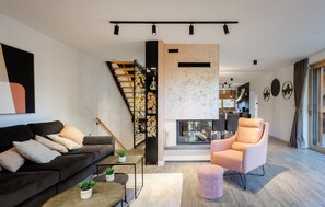 Smart TV, chimenea, futbolito, mesa de ping pong