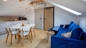 Un moderno loft con comedor, cocina y sala de estar.