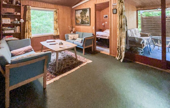 TV, fireplace - Gorgeous home in Ulfborg with WiFi (Ulfborg)