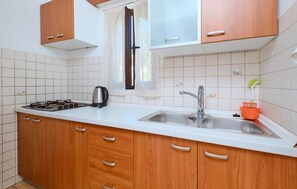 Fridge, stovetop, coffee/tea maker