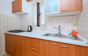 Fridge, stovetop, coffee/tea maker