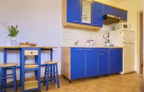 Refrigerador, horno, placa de cocina, cafetera/tetera