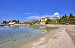 Beach - Gorgeous apartment in Lukoran with house sea view (Lukoran)