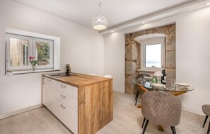 Een koelkast, een oven, een kookplaat, een vaatwasser