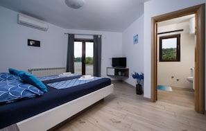 9 habitaciones, tabla de planchar con plancha y cuna de viaje