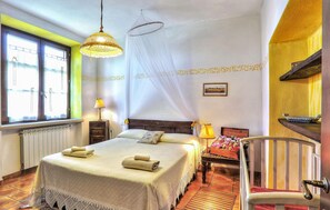 8 bedrooms, travel crib, free WiFi