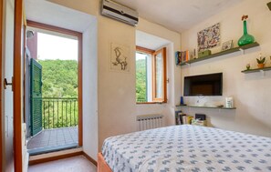 2 bedrooms, iron/ironing board, travel cot