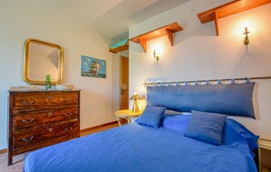 2 makuuhuonetta, silitysrauta/-lauta, vauvan matkasänky