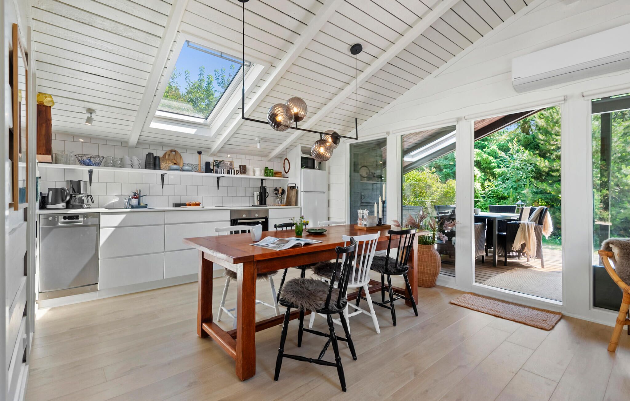 Jääkaappi, liesi, astianpesukone