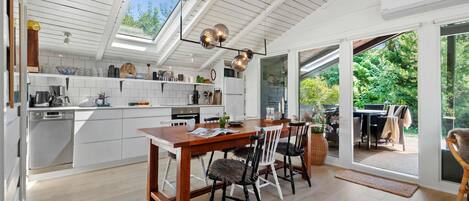 Fridge, stovetop, dishwasher