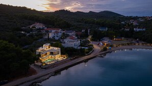 A coastal property with a swimming pool, multiple buildings, and a beach area. - Stunning home in Kali (Kali)