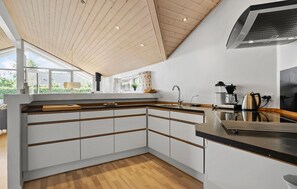 Réfrigérateur, un four, surface de cuisson, lave-vaisselle