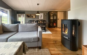 TV, fireplace - Nice home in åseral with house a mountain view (Åseral)