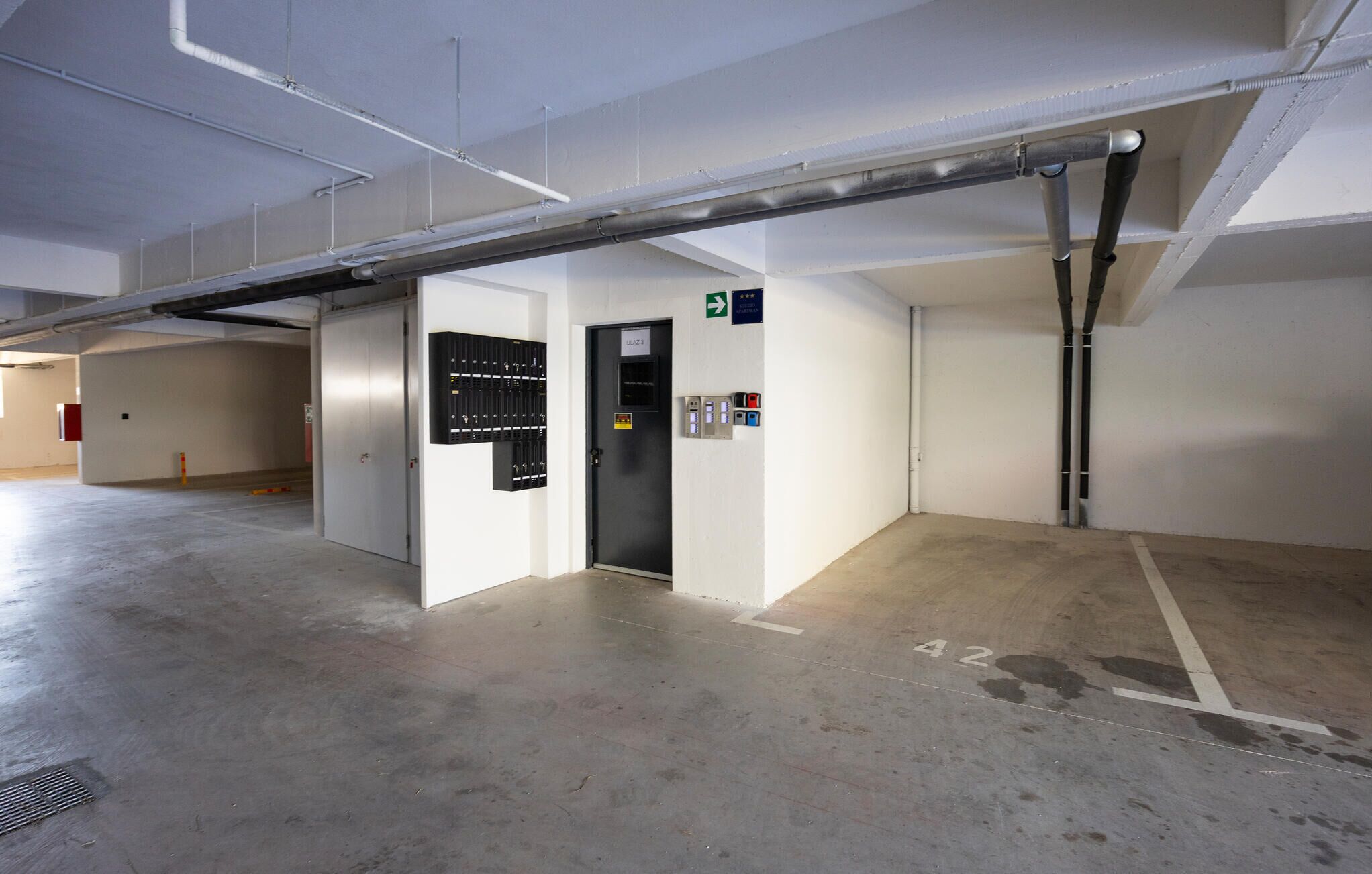 Eine Parkgarage mit einer Tür, auf der 