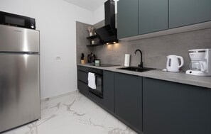 Refrigerador, placa de cocina, lavavajillas, cafetera/tetera