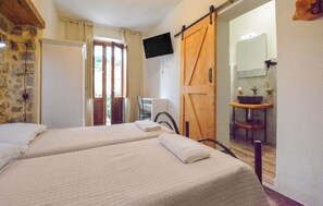 4 bedrooms, free WiFi, bed sheets