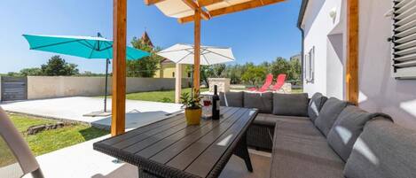 تناول الطعام بالخارج